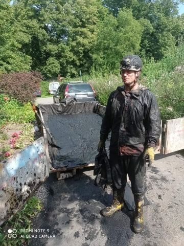 Naplněný kontejner po vyčištění studny.