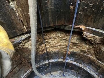 Stav skruží pod vodou.