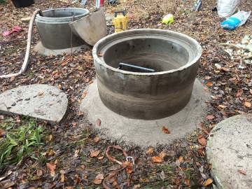 Opravené zhlaví studny v Národním parku Šumava.