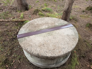 Úprava spuje betonových poklopů studny proti přírodním vlivům.