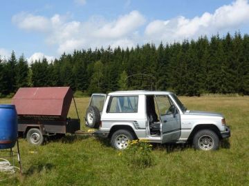 původní auto a vozík studnařské firmy