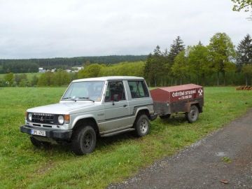 původní auto a vozík studnařské firmy