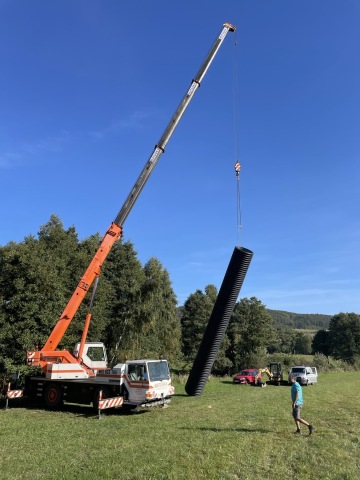 Jeřáb manipulující plastovými skružemi.