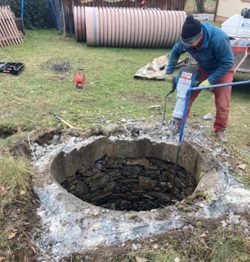 Rozbití starého zhlaví studny