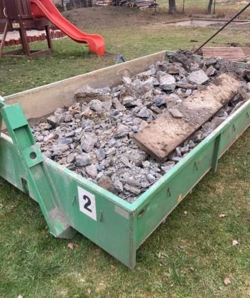 kontejner se zbytky zhlaví studny.