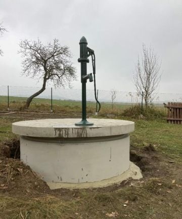 Ruční pumpa a nové betonové prvky