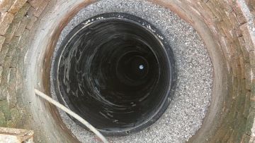 Vyztužení studny plastovou skruží.