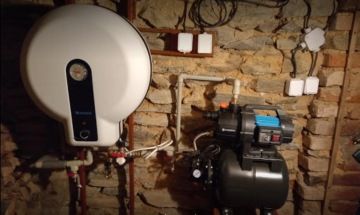 Vodárenské zařízení ve sklepě.