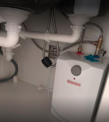 Filtrace pod umyvadlem.