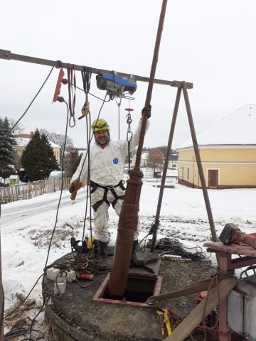 Expresní výměna čerpadla ve studni.