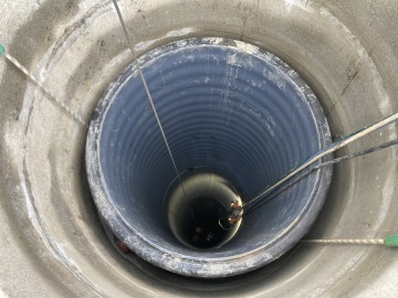 Zavěšené skruže ve studni.