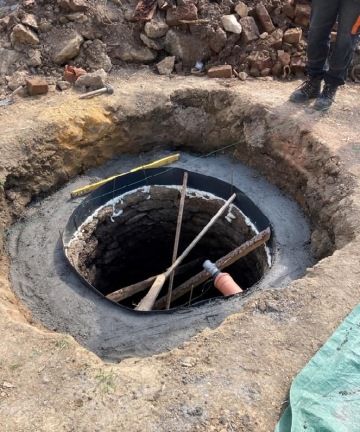 Zpevnění vršku studny, po vytvrdnutí zakryté betonovou deskou s otvorem na míru.