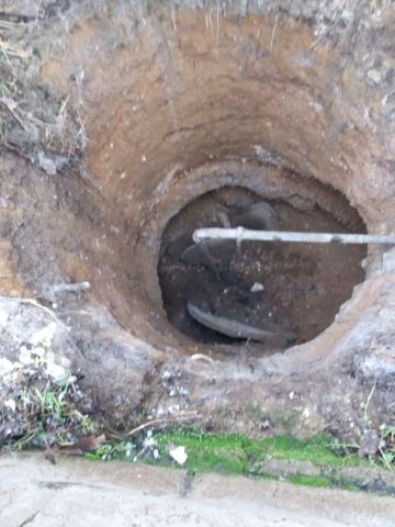 Spadané skruže do studny.